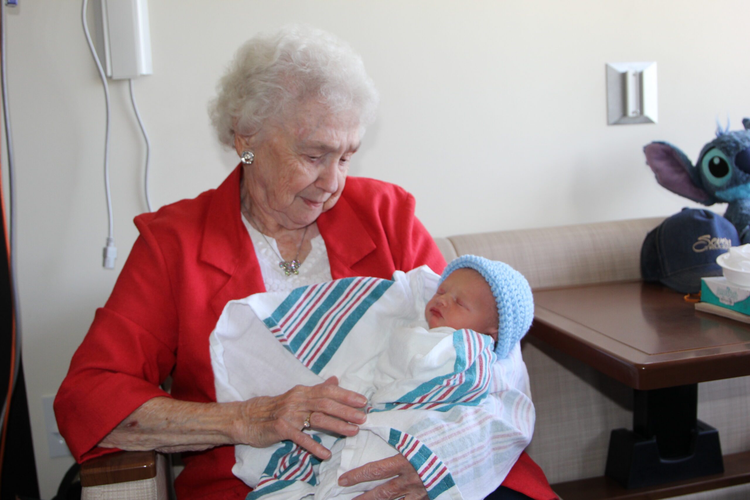 Freeman Volunteer Knits Caps for NICU Infants